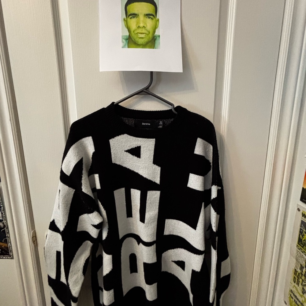 Bershka Black and White Crewneck Sweater with Graphic Prints